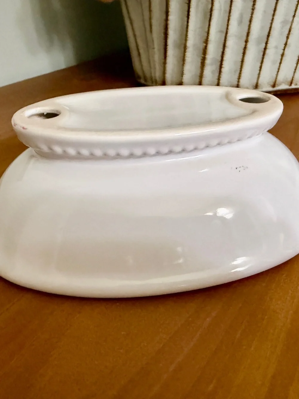 WHITE, VINTAGE PEDESTAL SOAP DISH WITH DECORATIVE BEADING.